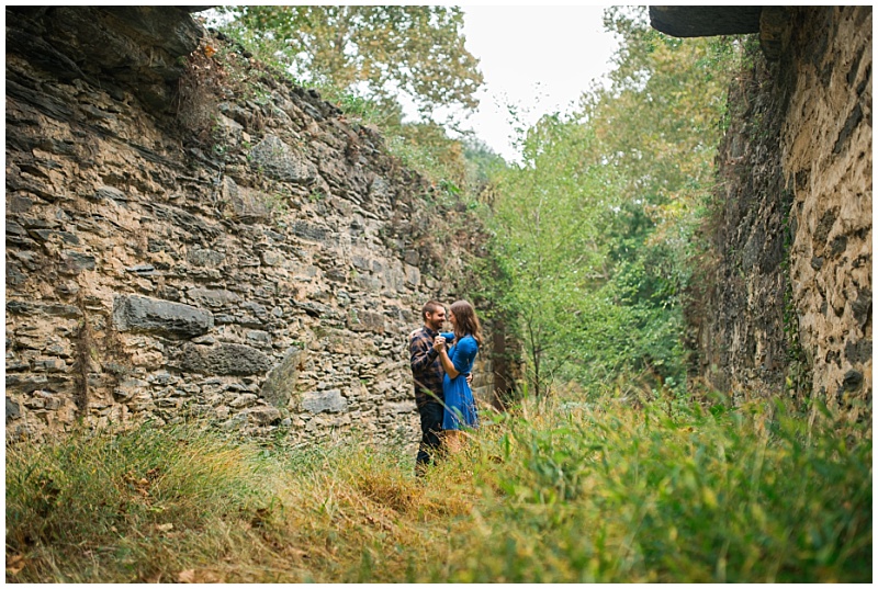 Read more about the article How to Add Adventure to Your Engagement Photoshoot